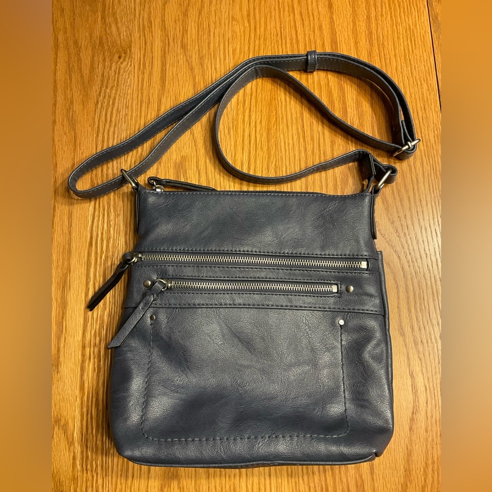 EUC I.N.C International Concepts navy crossbody, no callouts, multiple  pockets